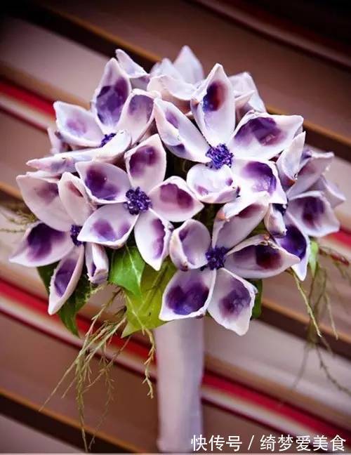 此花造型特别，素雅美观，具有净化室内空气的作用，象征着爱情
