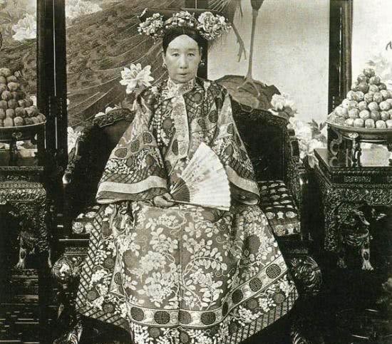 慈禧太后|慈禧西逃,八国联军在慈禧床上刻下一句话,李鸿章却不敢翻译