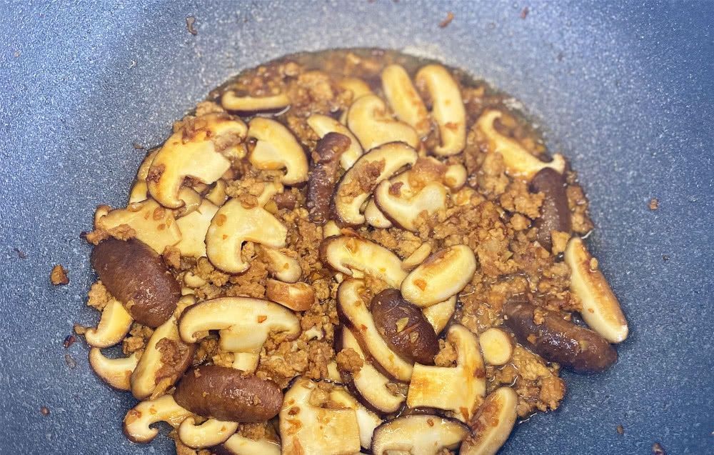 大鱼大肉|春天,香菇这样吃,大鱼大肉都得靠边站,春季吃过瘾的下饭好菜