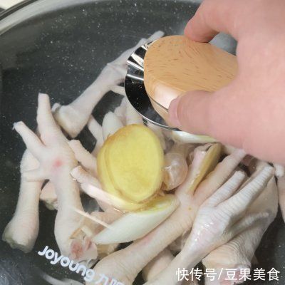 无骨鸡爪的家常做法，简单快捷又好吃