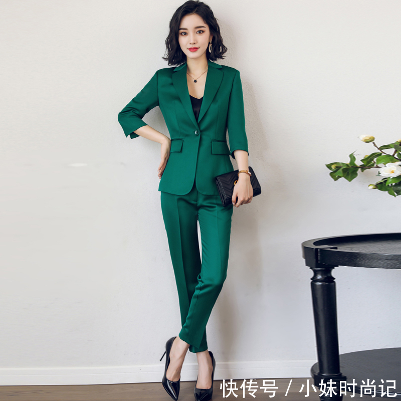 迷人|没有哪个上班女郎能拒绝这样的打扮,气质太迷人了,并且彰显干练