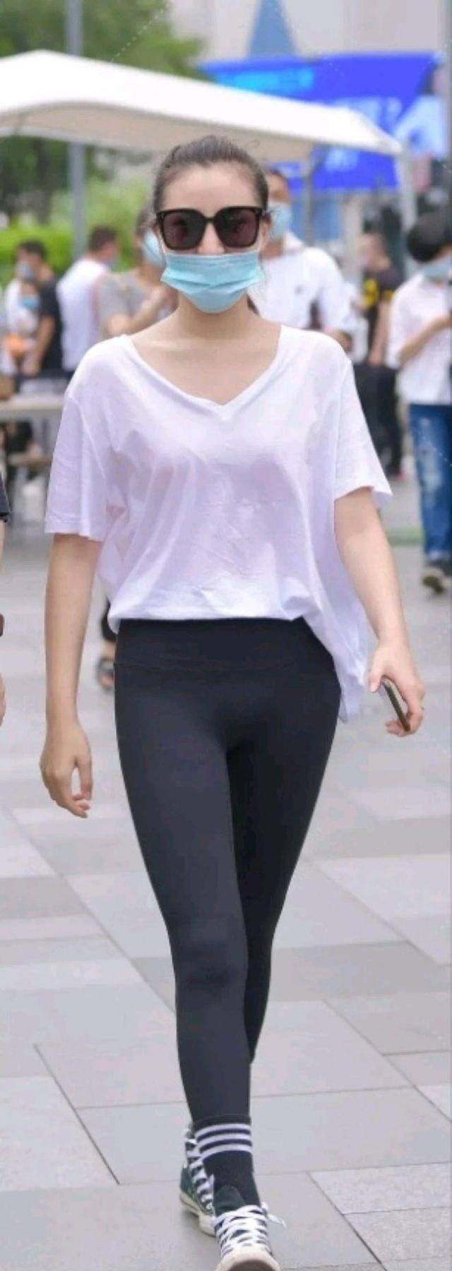 精致 打底裤穿搭凭颜色和质感让你脱颖而出,选择合身的裙型,清新可人