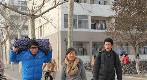 反面教材|父亲摆地摊将儿子送985大学，曾是全村骄傲，今却成“反面教材”