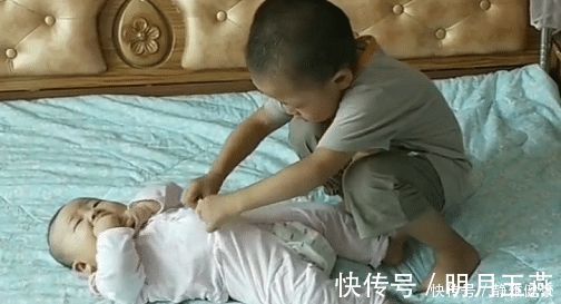 全网|4岁哥哥照顾妹妹起居火了,这大概是全网“混得最牛”的二胎