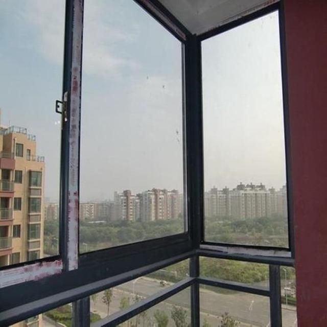 撑杆|阳台两边都是窗，我还想装柜子，老师傅：留一半加撑杆凭空多2㎡