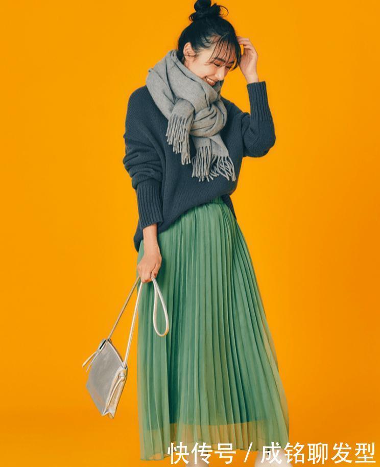 中年|中年女人更要懂搭配,三种围巾系法让穿搭更高级,美嫩保暖又洋气