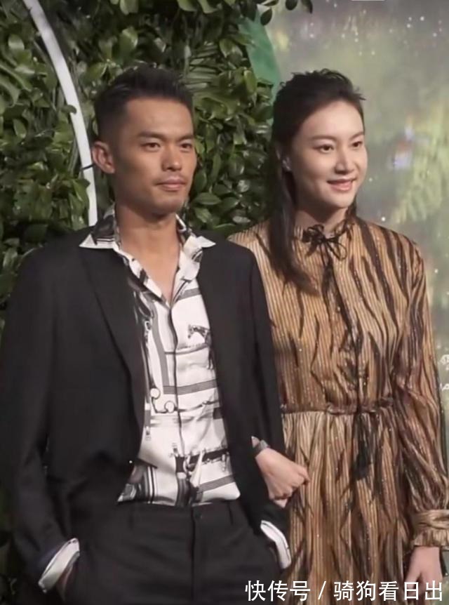 夫妻相|谢杏芳挽林丹胳膊现身，两口子都花衣服还挺有夫妻相，越看越登对！