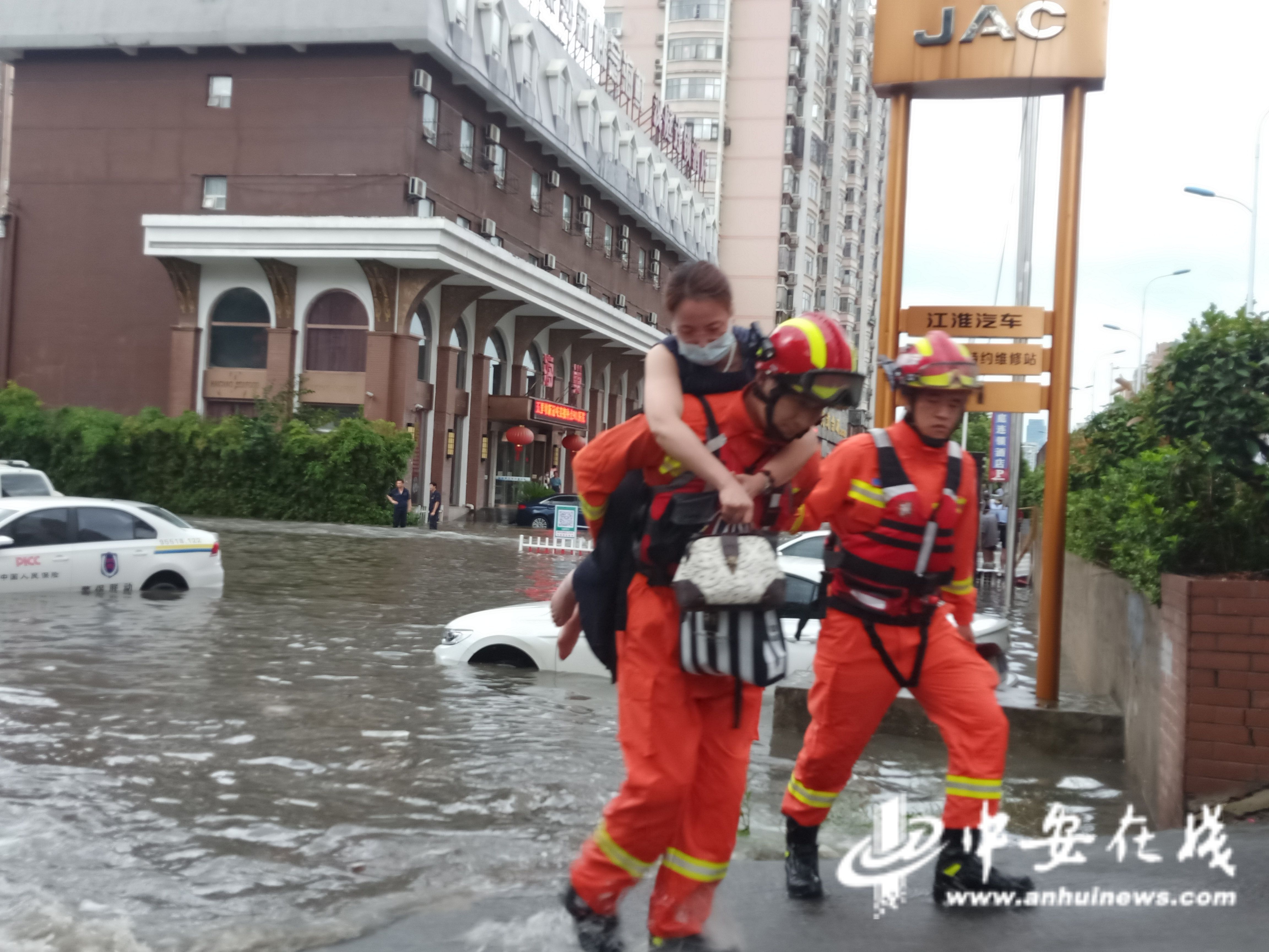 消防员|暴雨突袭 合肥消防紧急疏散63人