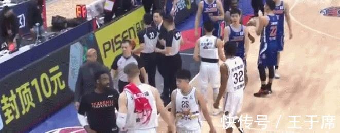 对骂|CBA冲突不断,两位名帅场边对骂,辽粤3人被驱逐,胡明轩垫脚争议