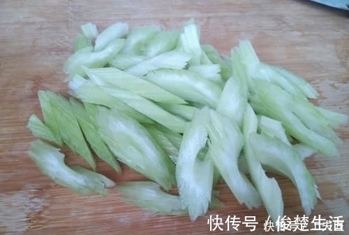 芹菜|脂肪最怕这菜，清肠刮油，一周吃3次，小肚腩没了，腰变细了