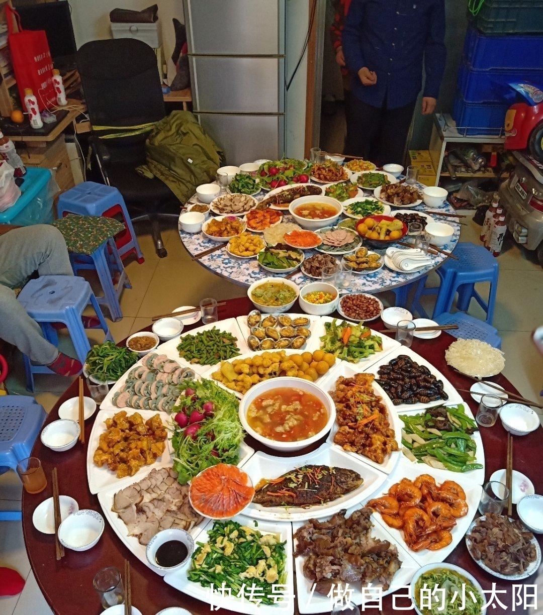 晒朋友圈大家的年夜饭,南方北方差距真大,网友:都想去最后一家