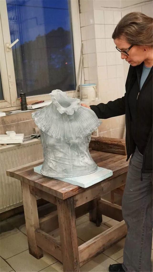 时装秀|艺术家用500斤玻璃做出重磅婚纱，惊艳时装秀，网友吐槽透明的怎么穿