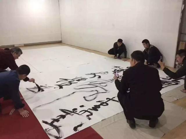 中书协副主席赤脚写狂草巨幅,长达14米,网友:看不懂写的是啥