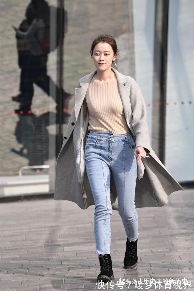 吊带背心 浅蓝色牛仔裤外搭风衣,很有甜美时尚感,女人味爆棚