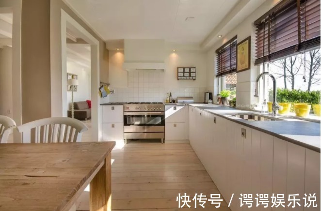 钢化玻璃|头一次见厨房不贴瓷砖，她家贴玻璃，20年如一新，和油污说拜拜