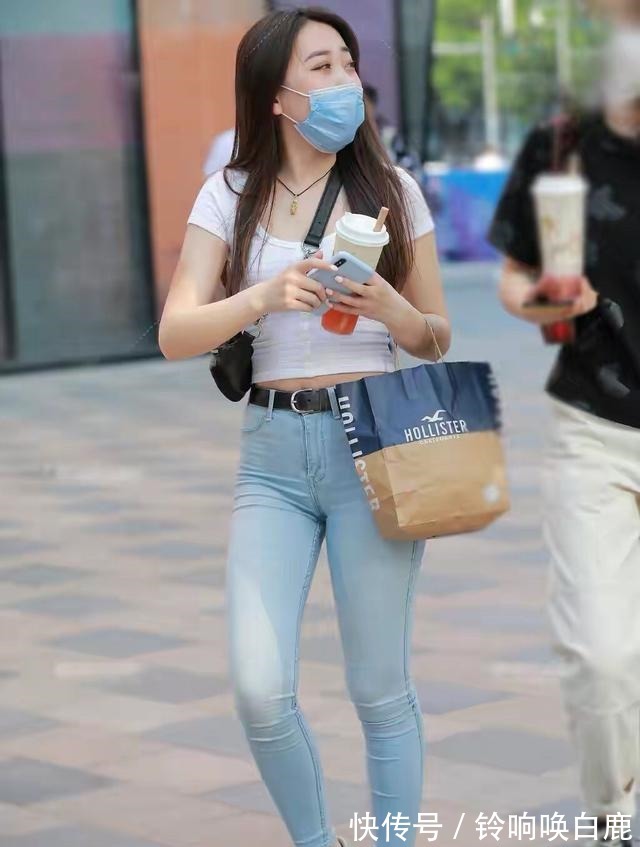 显瘦 紧身牛仔裤简洁大气,耐看又耐脏,显瘦效果非常明显!