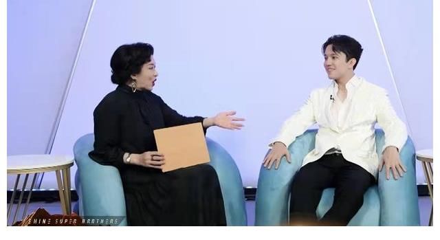 金星點(diǎn)評(píng)《追光吧》初舞臺(tái)，8位哥哥得到好評(píng)，其他哥哥各有問題