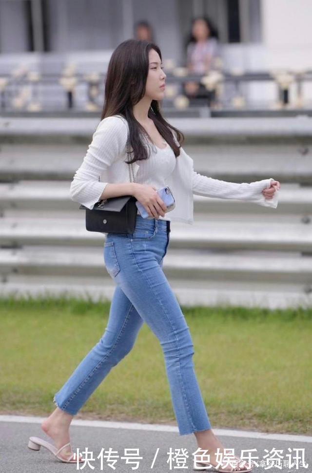 穿牛仔裤使你高挑优雅,展现出别样精彩,瞬间提升女人的甜美气息