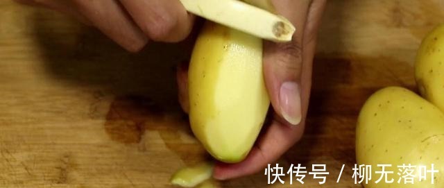 土豆|又一道菜火了，土豆块里打入2个鸡蛋，简单一拌，出锅给肉都不换！