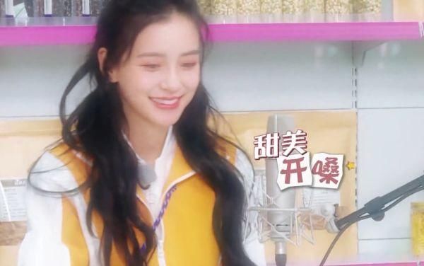 baby节目中甜美开嗓，周洁琼下意识反应，暴露小女孩的心思