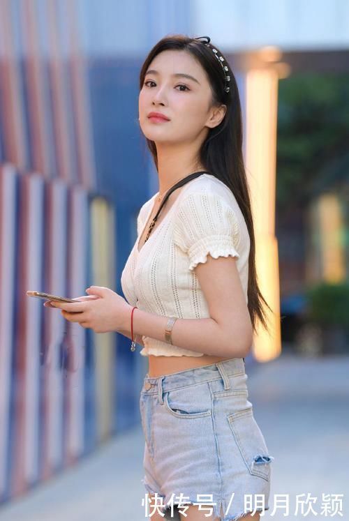 极品美女穿低腰超短裤,搭配短T恤,秀出小蛮腰更性感了