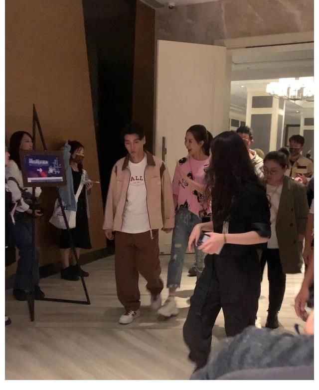 《哥哥》慶功宴現場曝光，戚薇驚喜現身，蔡少芬張晉甜蜜撒糖