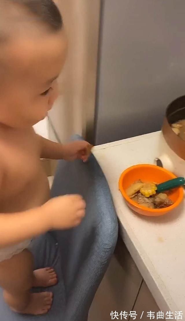 小菜鸟|妈妈做的排骨汤太美味,宝宝深夜去偷吃,动作很熟练,妈妈很无语