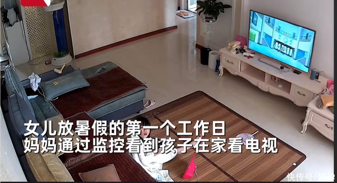 小女孩|暑假期间，熊孩子为看电视和父母“斗智斗勇”上热搜，画面太好玩