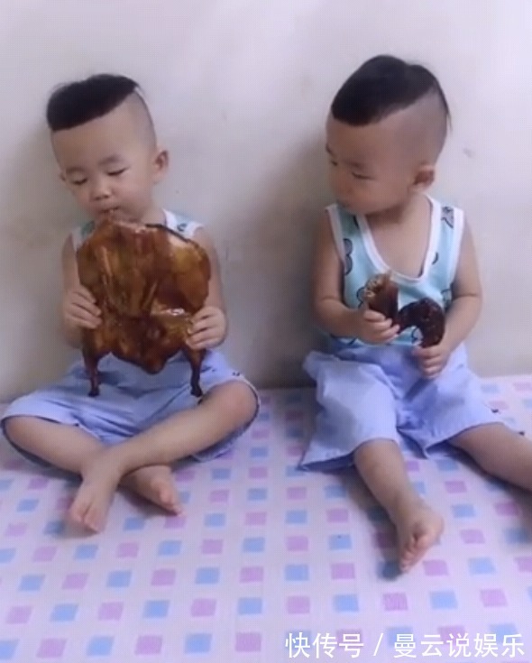 妈妈|妈妈在厨房做饭,突然传来宝宝的笑声,去卧室一看她笑得合不拢嘴