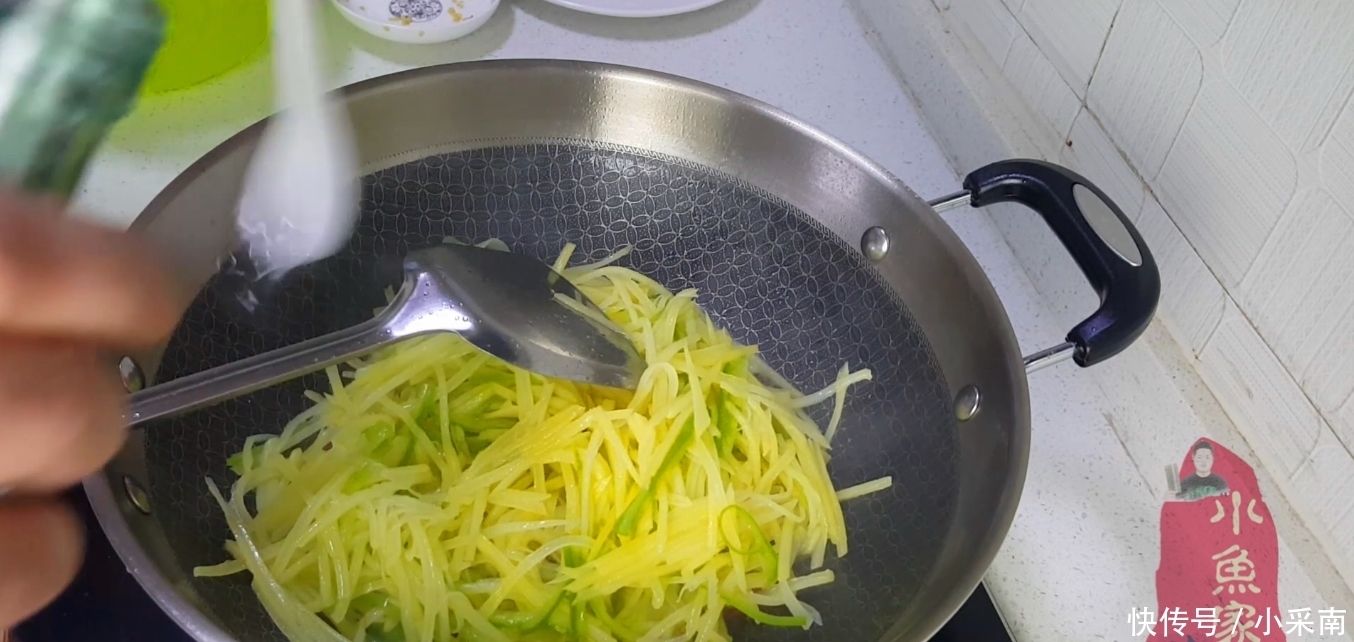 翻炒均匀|酸辣土豆丝:为什么总做不出饭店的味道?原来做法是错的