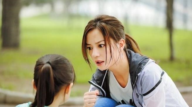 奶奶|孙子弄坏亲戚手办,奶奶不屑:一堆塑料能值几个钱,听完价后懵了