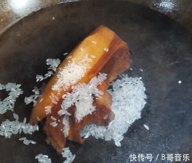  腊肉蒸干豆角，香喷喷的，最下饭