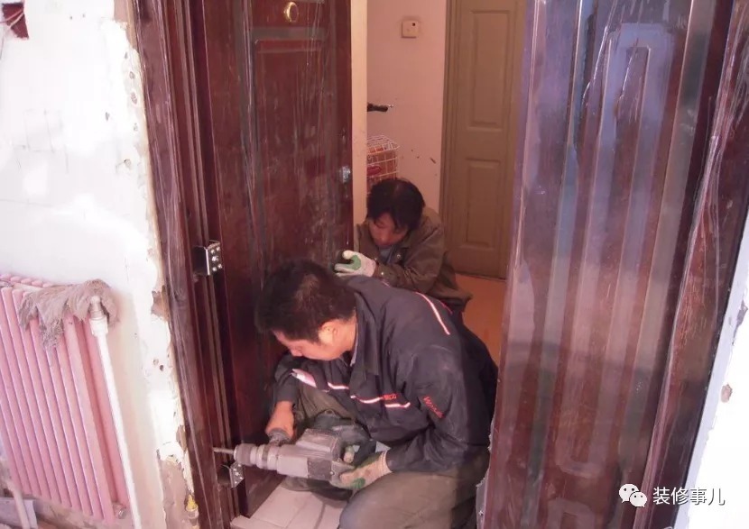先装门|装修到底是铺地板还是先装门?多亏了朋友提醒,我家差点就装错了