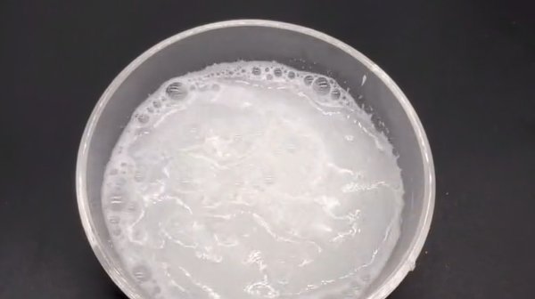 白糖和洗衣粉混合一起,作用太棒了,早学不吃亏,一年省下好几百