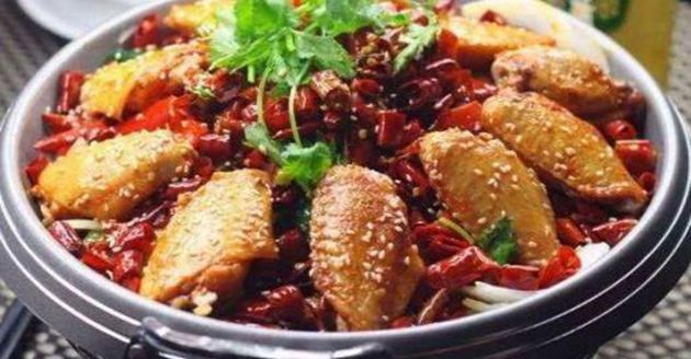 黄豆炖猪蹄儿，手撕鸡胸肉，干炸小黄花鱼，干锅香辣鸡