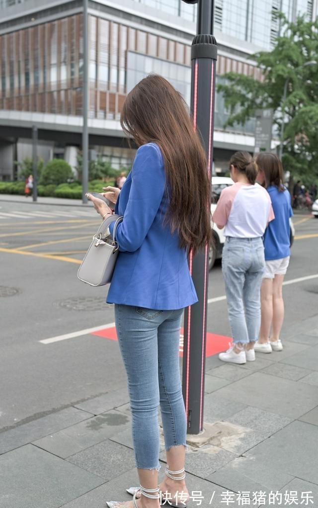 背心|简单的黑白搭配,白色西服配黑色v领背心,营造出一种自信的气氛