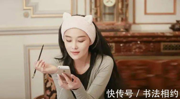 张馨予#“星圈女神”张馨予的书法不是闹着玩的，楷书中规中矩，行书洒脱