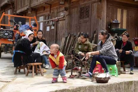 小男孩|2岁“超早熟男生”坐高铁,抱着小姐姐就不撒手,分别后崩溃痛哭