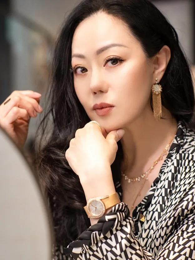 贵妇|章小蕙不愧是“贵妇”,穿黑白印花外套成熟稳重,气场全开好惹眼