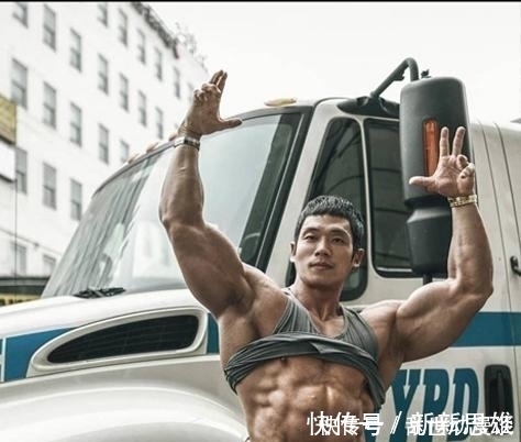 身材|韩国硬汉健身17年,发达肌肉凶狠无比,但在女儿面前化身柔情奶爸