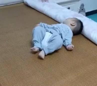 照顾孩子|宝宝不会翻身,却多次掉下床,爸爸无意拍下的视频,找到了真相