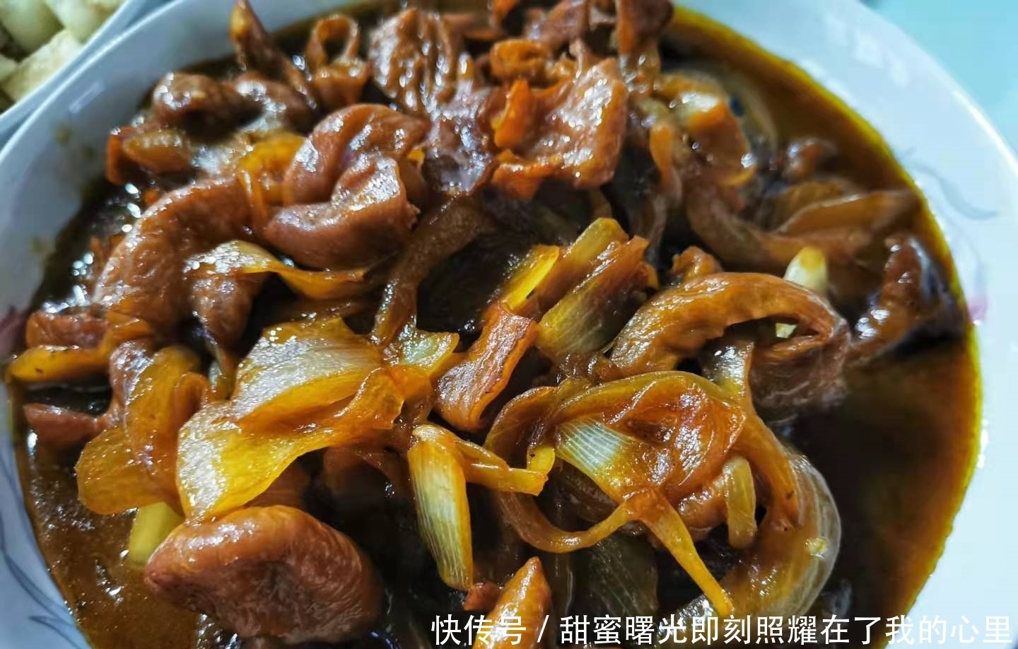 老家的年夜饭,14道家常菜摆满了八仙桌,8道热菜中只有2道是蔬菜