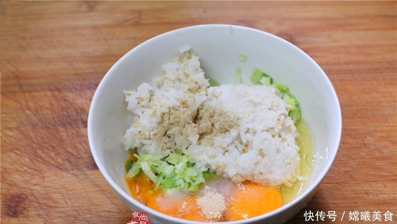 两个鸡蛋加两勺粗粮,搅一搅,煎一煎,点心快速做好,营养又健康