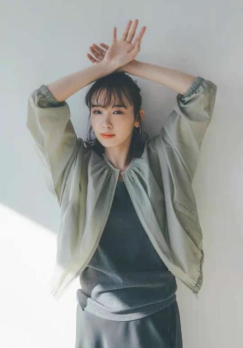 太好了,春夏最美的“基本款穿搭”赏析在此,日本优衣库真给力