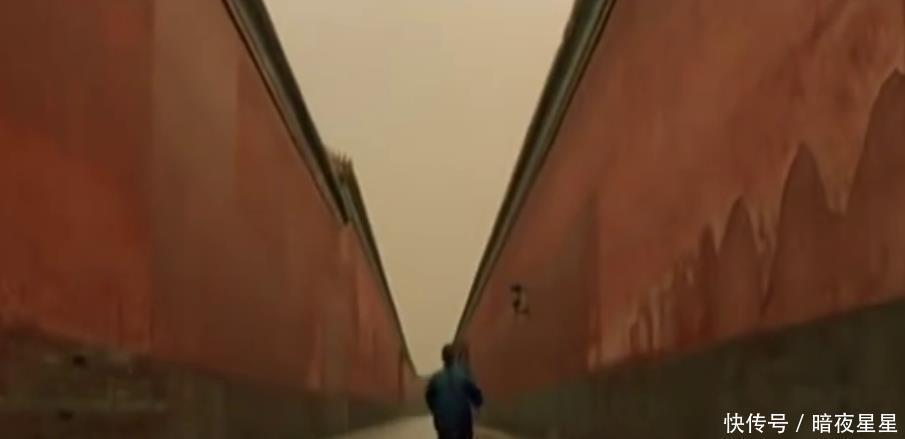 珍贵|溥仪珍贵老照片,他“飞檐走壁”,站在紫禁城房顶看外面的世界!