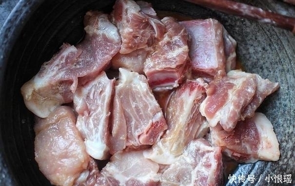 干锅排骨做法:想吃什么蔬菜加什么,吃到冒汗才过瘾