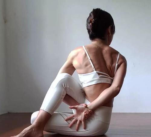 双臂|学瑜伽女人这样忙里偷闲，碎片减脂又放松，心情太愉悦