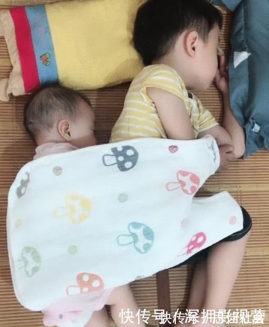 哥哥|妈妈把宝宝身上被子拿开,二宝抱着哥哥的动作,网友:场面好感人