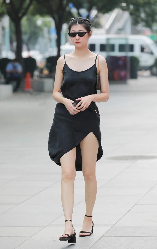 走起路来|美女街拍:黑色吊带修身连衣裙,走起路来的飘逸感,让人迟迟不能忘怀
