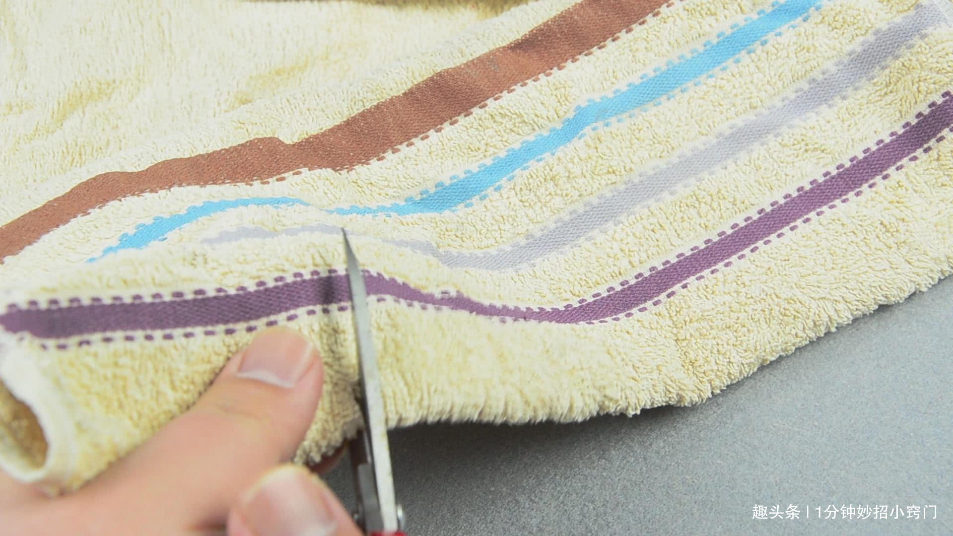 毛巾中间剪个洞,再也不用每天都洗衣服了,值得宝妈们学起来